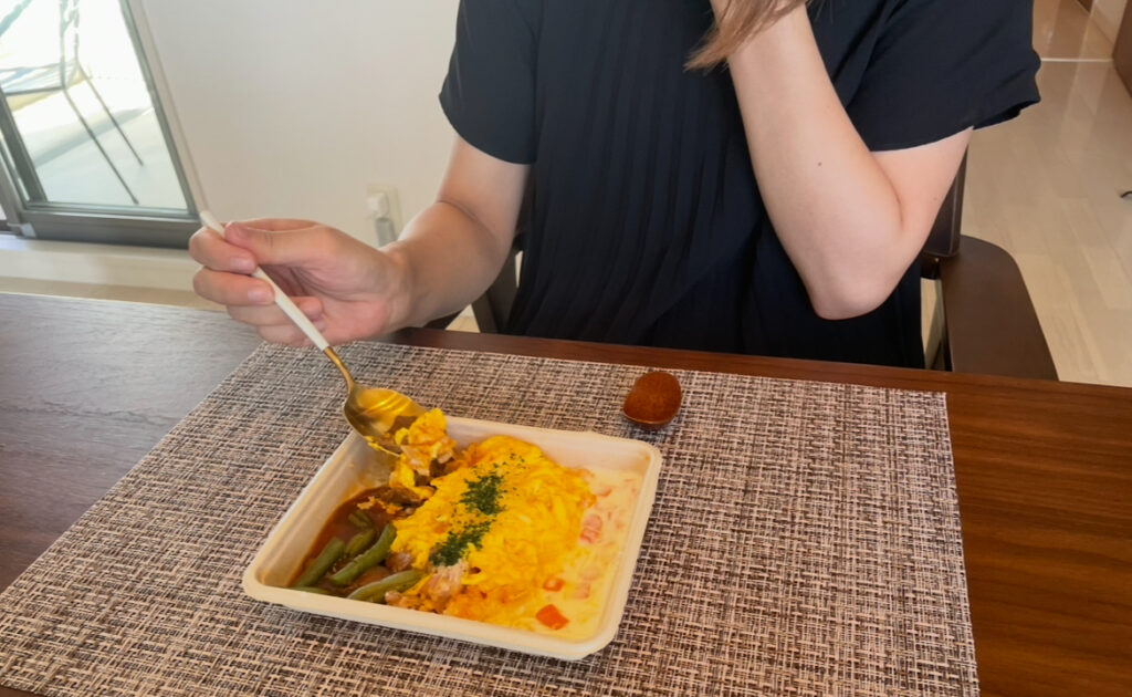 家族にデリピックスのオムライスを実食してもらってる写真