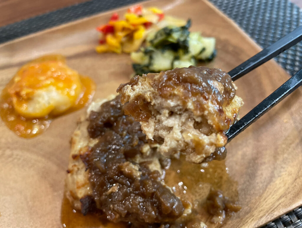 デリピックスのハンバーグをお皿に出して食べてる写真