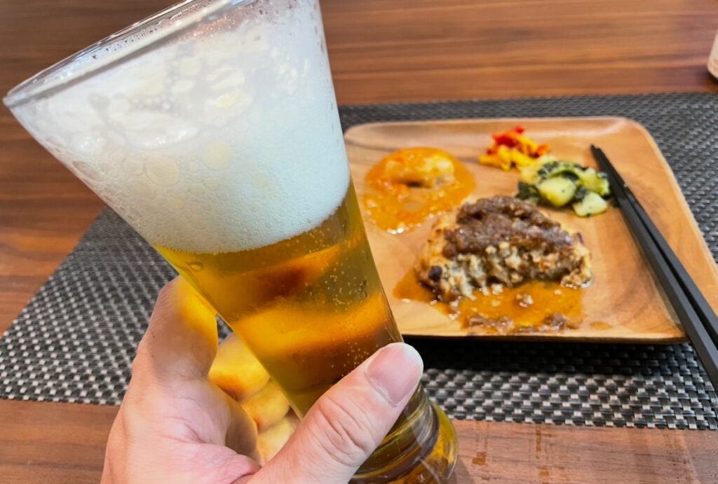 デリピックスをおつまみにビールを飲んでる写真
